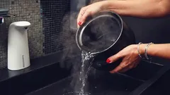 Tłuszcz w zlewie? Sprawdź, co zapycha rury i jak temu zapobiec